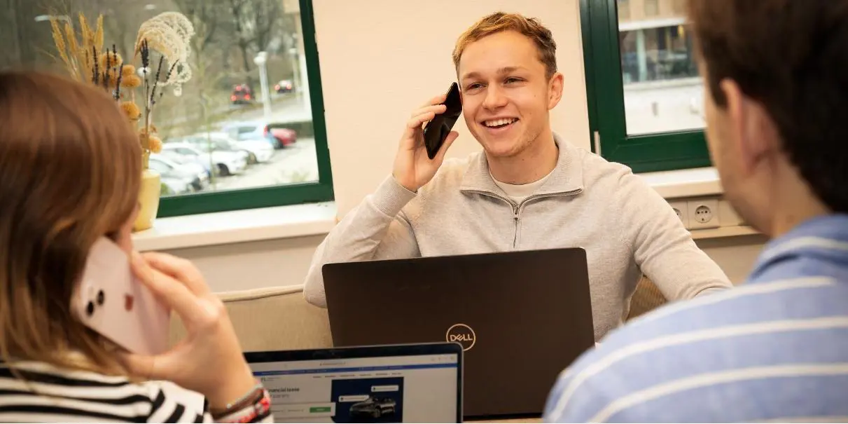 Marijn aan het bellen